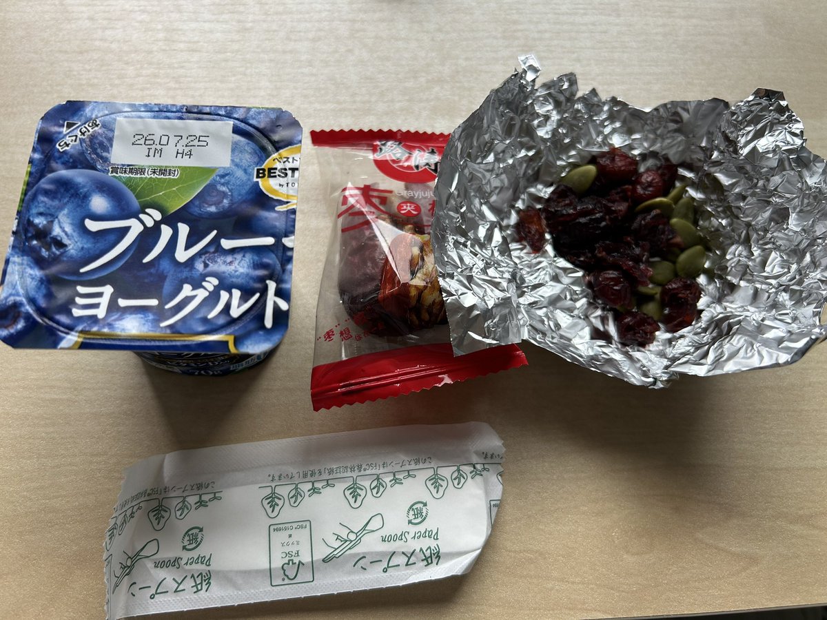 Goldnasu's tweet photo. 出張3日目の朝はだって朝食品���多いし、朝からぺちゃくちゃくっちゃべる、うるさい支配人もいないから、ゆっくり食べれて大満足定食(°▽°) https://t.co/S5Xlf49NnA