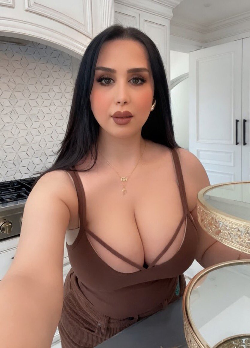groolfr's tweet photo. مو طبيعي الحجم وكيف تستعرض فيه😭🍒🫦

ياريتتت هذي امي🐽😵‍💫

اريد اشرب من حليبها👅🛐 https://t.co/NBRSxdi9DL