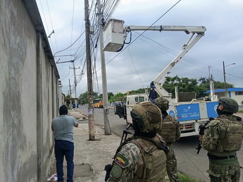 armada_ecuador's tweet photo. OPERATIVO INTERINSTITUCIONAL PERMITIÓ RETIRAR CÁMARAS CLANDESTINAS EN EL ORO

#ElOro | Las Fuerzas Armadas, a través de la Armada del Ecuador, en coordinación con ECU 911, CNEL, 1BIMOT, AGEBOL y personal de Infantería de Marina, ejecutaron un operativo interinstitucional para el retiro de cámaras clandestinas instaladas en los sectores de Puerto Bolívar y Machala.

Esta acción tuvo como objetivo reducir la capacidad operativa de los Grupos de Delincuencia Organizada, que presuntamente empleaban estos dispositivos para actividades relacionadas con extorsión, seguimiento ilícito y vigilancia de ciudadanos y de las fuerzas del orden.

Resultados de la operación:• 21 cámaras retiradas en Puerto Bolívar.• 16 cámaras retiradas en Machala.

Estas acciones forman parte del trabajo coordinado entre las instituciones del Estado para fortalecer la seguridad ciudadana, recuperar espacios seguros y afectar los mecanismos utilizados por organizaciones delictivas.

#YoSoyNaval#SiempreARumbo
@FFAAECUADOR 
@DefensaEc