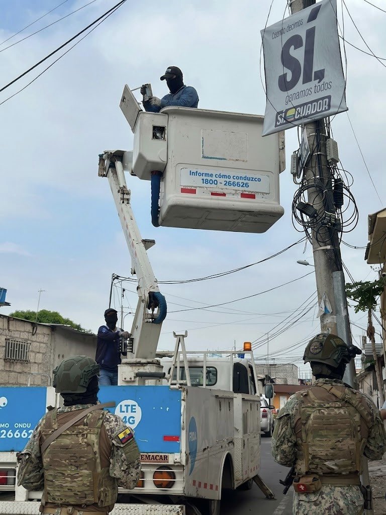 armada_ecuador's tweet photo. OPERATIVO INTERINSTITUCIONAL PERMITIÓ RETIRAR CÁMARAS CLANDESTINAS EN EL ORO

#ElOro | Las Fuerzas Armadas, a través de la Armada del Ecuador, en coordinación con ECU 911, CNEL, 1BIMOT, AGEBOL y personal de Infantería de Marina, ejecutaron un operativo interinstitucional para el retiro de cámaras clandestinas instaladas en los sectores de Puerto Bolívar y Machala.

Esta acción tuvo como objetivo reducir la capacidad operativa de los Grupos de Delincuencia Organizada, que presuntamente empleaban estos dispositivos para actividades relacionadas con extorsión, seguimiento ilícito y vigilancia de ciudadanos y de las fuerzas del orden.

Resultados de la operación:• 21 cámaras retiradas en Puerto Bolívar.• 16 cámaras retiradas en Machala.

Estas acciones forman parte del trabajo coordinado entre las instituciones del Estado para fortalecer la seguridad ciudadana, recuperar espacios seguros y afectar los mecanismos utilizados por organizaciones delictivas.

#YoSoyNaval#SiempreARumbo
@FFAAECUADOR 
@DefensaEc