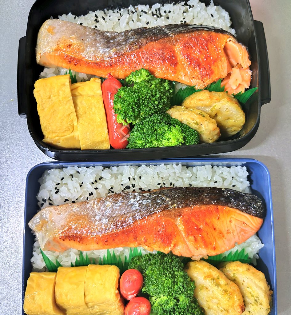 KayasanStyle's tweet photo. おはようございます☀️

本日のダンナ&amp;長男弁当
鮭のはしっこが崩れてるけど、つまみ食いしたわけじゃないよっ！！

おかずが乏しくなる中、おかんの差し入れの鮭がありがたい〜

朝から頭痛いけど、ゆるりといきましょう

よい1日を🍀
#お弁当記録
#花哉さんちのお弁当 https://t.co/1RLlbyn8DO
