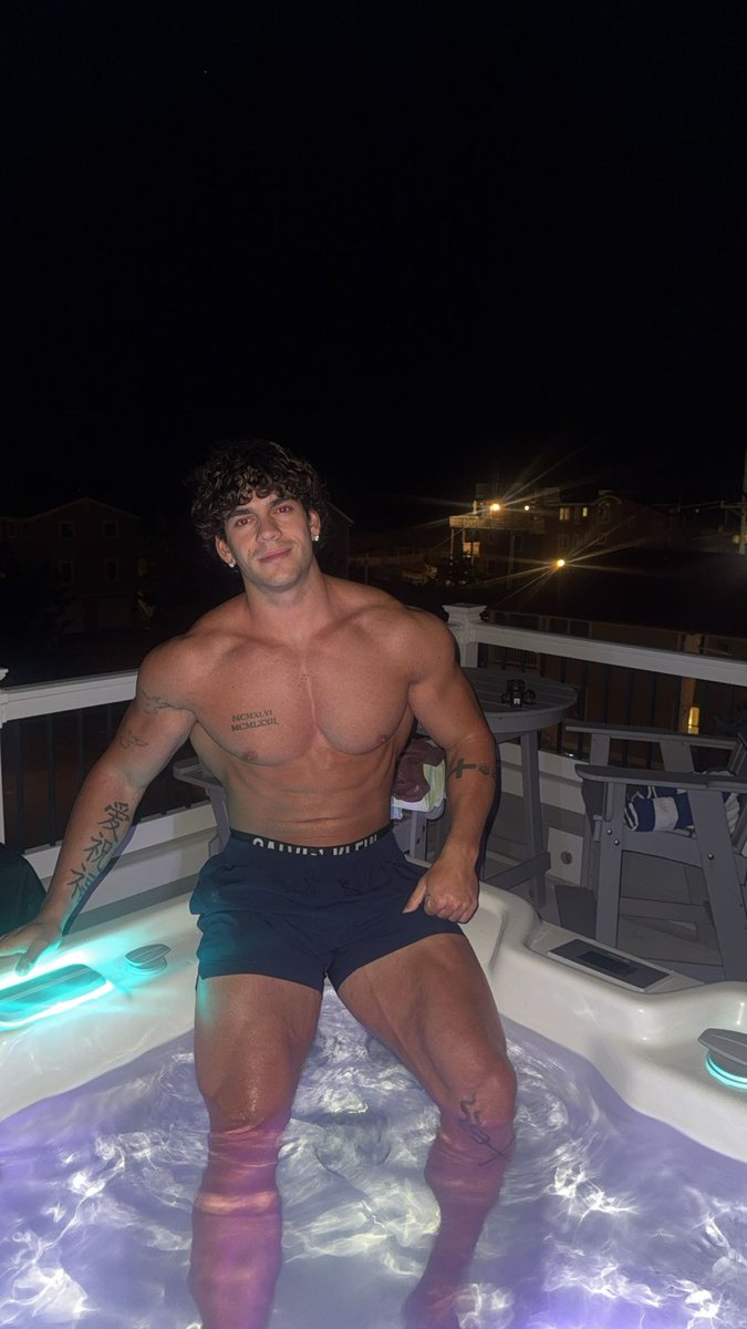 CashmasterChas3's tweet photo. smiling at how im getting paid while chilling at the hottub🤣.

@AlphaMusclewor @AmericanAlphas1 @trusted_alphas @magagodJ https://t.co/m9InYWC0gf