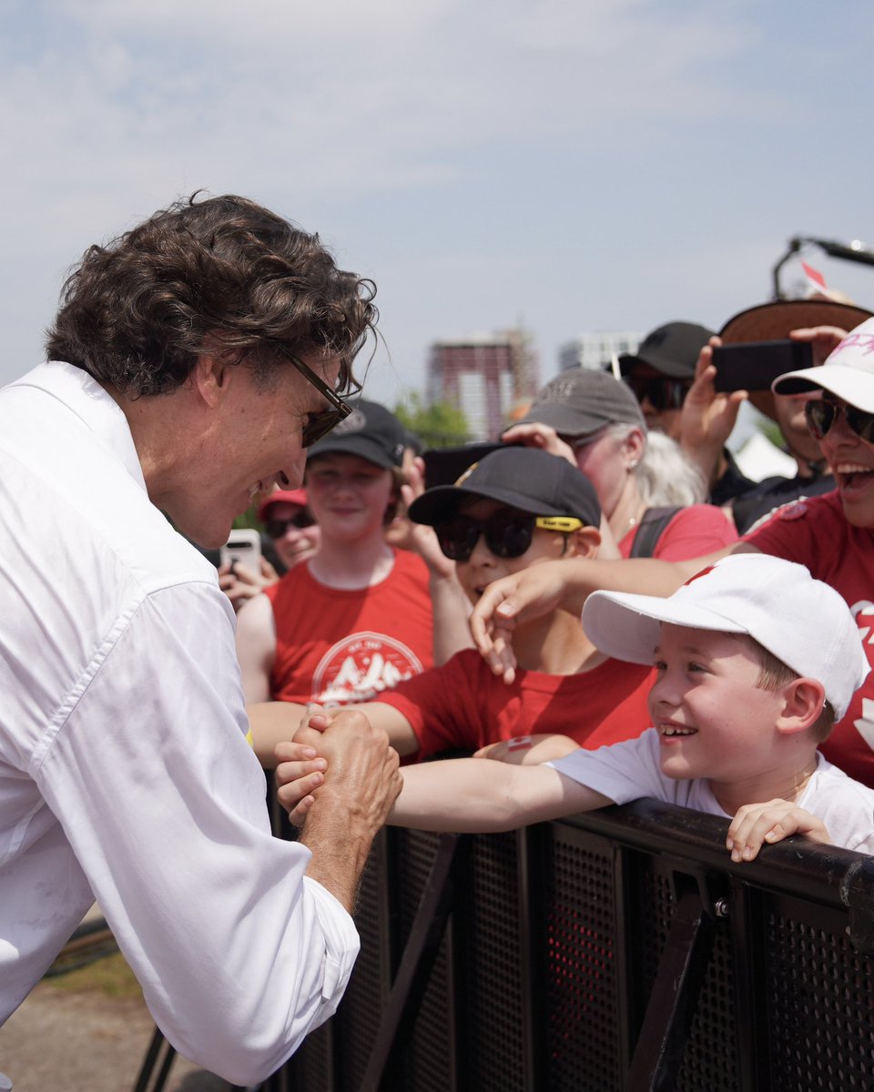 JustinTrudeau's tweet photo. A great day celebrating the best country in the world. Happy Canada Day! 🇨🇦 https://t.co/B2kJaY7Ysl