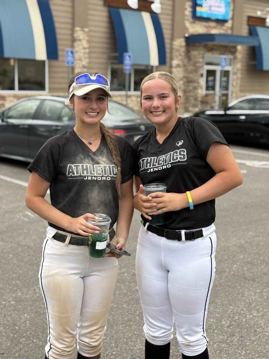 AudreyBapp's tweet photo. Nothing like spending time with your softball sisters and actual sister in Colorado!  So proud of my team!  🩷🥎 #50  and little sister #2 https://t.co/PH43LIq8xR