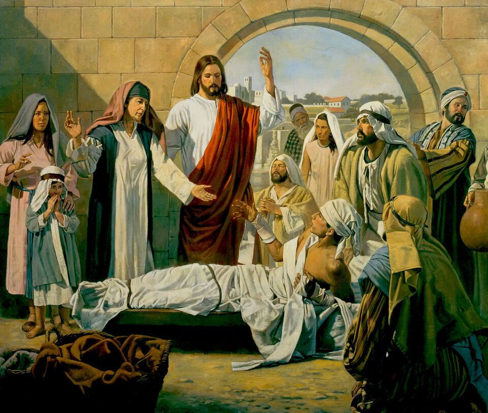 Santododia1's tweet photo. ✝️ EVANGELHO DO DIA - 02/07/2026

Mt 9,1-8

Naquele tempo, 1 entrando em um barco, Jesus atravessou para a outra margem do lago e foi para a sua cidade. 2 Apresentaram-lhe, então, um paralítico deitado numa cama. Vendo a fé que eles tinham, Jesus disse ao paralítico: "Coragem, filho, os teus pecados estão perdoados!" 3 Então alguns mestres da Lei pensaram: "Esse homem está blasfemando!" 4 Mas Jesus, conhecendo os pensamentos deles, disse: "Por que tendes esses maus pensamentos em vossos corações? 5 O que é mais fácil, dizer: 'Os teus pecados estão perdoados', ou dizer: 'Levanta-te e anda'? 6 Pois bem, para que saibais que o Filho do Homem tem na terra poder para perdoar pecados, - disse, então, ao paralítico - "Levanta-te, pega a tua cama e vai para a tua casa". 7 O paralítico então se levantou, e foi para a sua casa. 8 Vendo isso, a multidão ficou com medo e glorificou a Deus, por ter dado tal poder aos homens.

— Palavra da Salvação.

— Glória a Vós, Senhor.

Que as palavras do Santo Evangelho
perdoem os nossos pecados 
e nos guardem para 
a Vida Eterna. 
Amém.