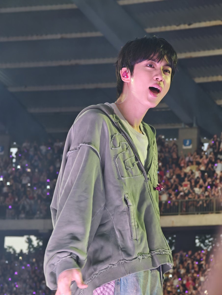butterflythv's tweet photo. ça c'est kim seokjin avant de me jeter l'entièreté de sa bouteille d'eau sur mon visage #BTS_WORLDTOUR_ARIRANG_BRUSSELS https://t.co/oqfHY3Qhv2