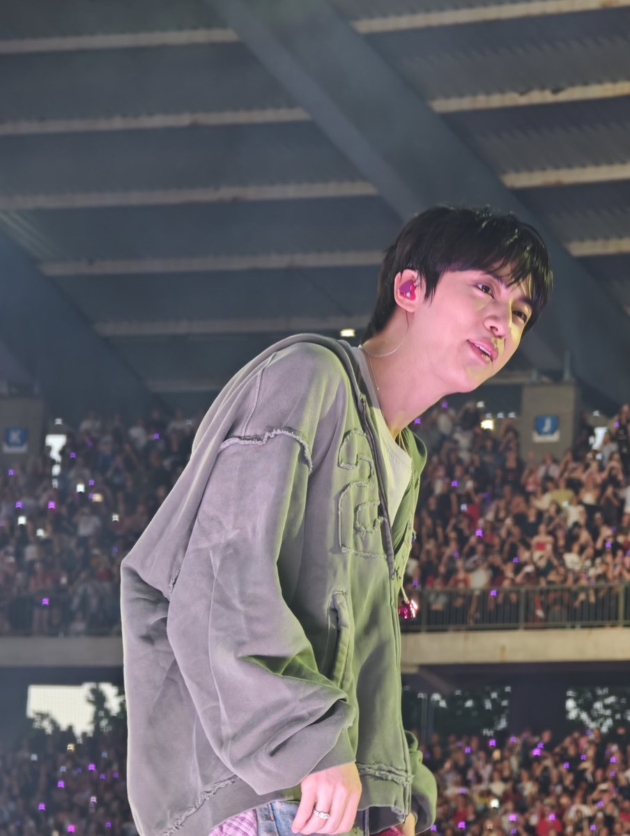 butterflythv's tweet photo. ça c'est kim seokjin avant de me jeter l'entièreté de sa bouteille d'eau sur mon visage #BTS_WORLDTOUR_ARIRANG_BRUSSELS https://t.co/oqfHY3Qhv2