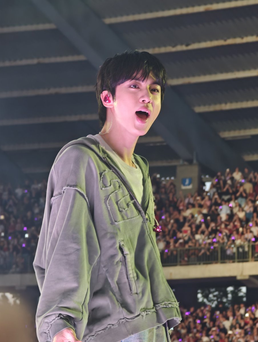 butterflythv's tweet photo. ça c'est kim seokjin avant de me jeter l'entièreté de sa bouteille d'eau sur mon visage #BTS_WORLDTOUR_ARIRANG_BRUSSELS https://t.co/oqfHY3Qhv2