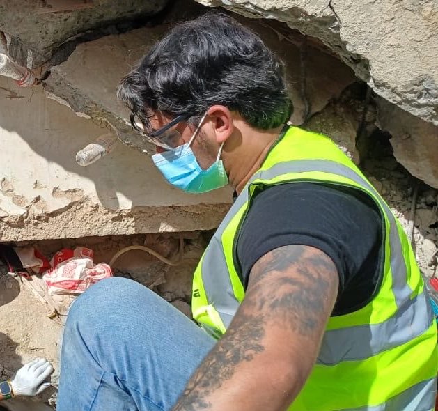 JuanPGuanipa's tweet photo. En el momento en que ocurrieron los terremotos me encontraba en Maturín. Allí se sintieron leves temblores de los que no me percaté. 

Apenas pude llamé a mi hijo Ramón Enrique y le dije: 

— Chamo me voy para La Guaira.

Su respuesta fue inmediata:

— Yo quiero ir. Quiero ayudar. Tomaré un bus. Veré qué hago. 

— Pero recuerda que estás a cargo de la casa y yo también voy a estar en La Guaira.

— Allí están los tios. La situación amerita todas las manos posibles. Yo estoy fuerte, sano y dispuesto.

— Dale curso papi. Muévete entonces. 

Así fue mi conversación con Ramón cuando ambos coincidimos en ir a la zona del peor desastre luego de ambos terremotos. 

Y eso me hace sentir muy orgulloso de ese joven que tiene gran sensibilidad humana y compromiso social. 

Él se fue con grupos rescatistas y hace el difícil trabajo de buscar vida entre los escombros.

Este momento de tanto dolor ha sacado la mejor parte de los venezolanos: la solidaridad, la activación en el ofrecimiento y búsqueda de ayuda frente a la devastación de un fenómeno que no podía evitarse pero que si podía ser tratado con más diligencia por quienes ejercen el poder.

Ramón apoyó las labores de rescate en la OPP22 de Caraballeda, donde unos niños dieron señales de vida. Lo último que supimos fue que los rescatistas seguían en búsqueda de ellas.

¡Dios te bendiga Ramoncito!

Y Dios bendiga a todas las personas e instituciones, nacionales e internacionales, que han acompañado a nuestra patria en este momento tan complejo. 

¡Dios bendiga a Venezuela!