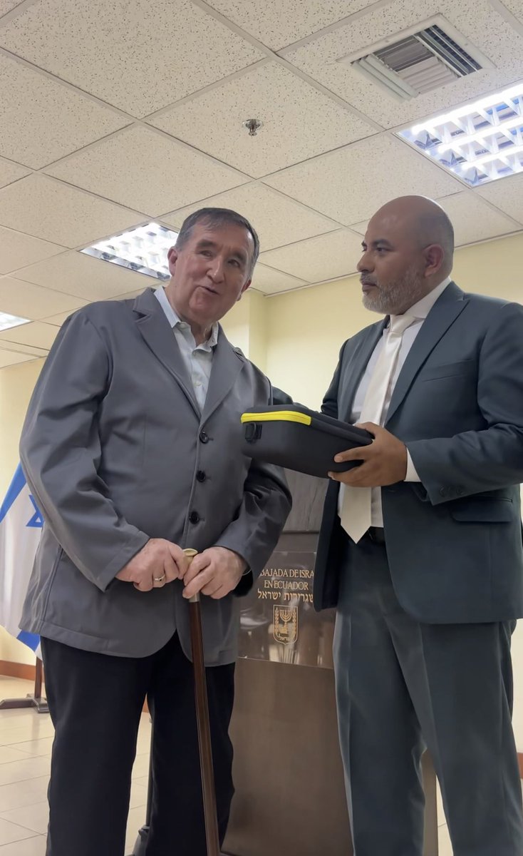 IsraelinEcuador's tweet photo. La tecnología también puede ser un puente para preservar la memoria y mejorar la calidad de vida a más personas.✨🤍

Nos alegra compartir que el Centro Cultural para la Historia Sefardí de Loja adquirió un dispositivo OrCam y lo donó al Mgs. Ricardo Ordoñez Chiriboga, autor del libro Herencia Sefardita en la Provincia de Loja y de diversos artículos sobre la herencia judía  en América Latina y Oriente. @OrCam 

Actualmente, el Mgs. Ordoñez trabaja en una colección de cuentos sefarditas —tanto de su autoría como recopilados de la tradición oral— escritos en lengua hispano-hebrea. Con esta herramienta de tecnología asistiva, podrá continuar su invaluable labor de investigación, preservación y difusión del legado sefardí.

Desde la Embajada de Israel celebramos que la innovación pueda ponerse al servicio de la cultura, la inclusión y la conservación de un patrimonio que merece seguir siendo conocido por las futuras generaciones.🙌🏻