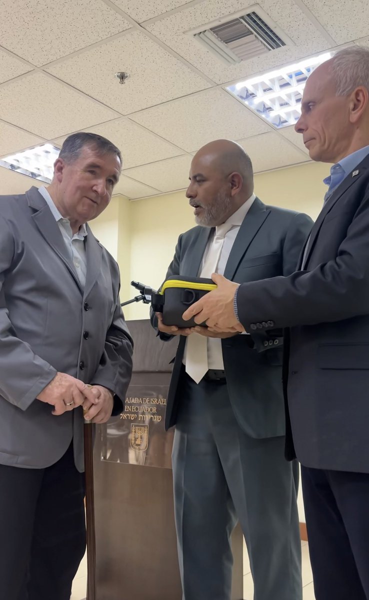 IsraelinEcuador's tweet photo. La tecnología también puede ser un puente para preservar la memoria y mejorar la calidad de vida a más personas.✨🤍

Nos alegra compartir que el Centro Cultural para la Historia Sefardí de Loja adquirió un dispositivo OrCam y lo donó al Mgs. Ricardo Ordoñez Chiriboga, autor del libro Herencia Sefardita en la Provincia de Loja y de diversos artículos sobre la herencia judía  en América Latina y Oriente. @OrCam 

Actualmente, el Mgs. Ordoñez trabaja en una colección de cuentos sefarditas —tanto de su autoría como recopilados de la tradición oral— escritos en lengua hispano-hebrea. Con esta herramienta de tecnología asistiva, podrá continuar su invaluable labor de investigación, preservación y difusión del legado sefardí.

Desde la Embajada de Israel celebramos que la innovación pueda ponerse al servicio de la cultura, la inclusión y la conservación de un patrimonio que merece seguir siendo conocido por las futuras generaciones.🙌🏻