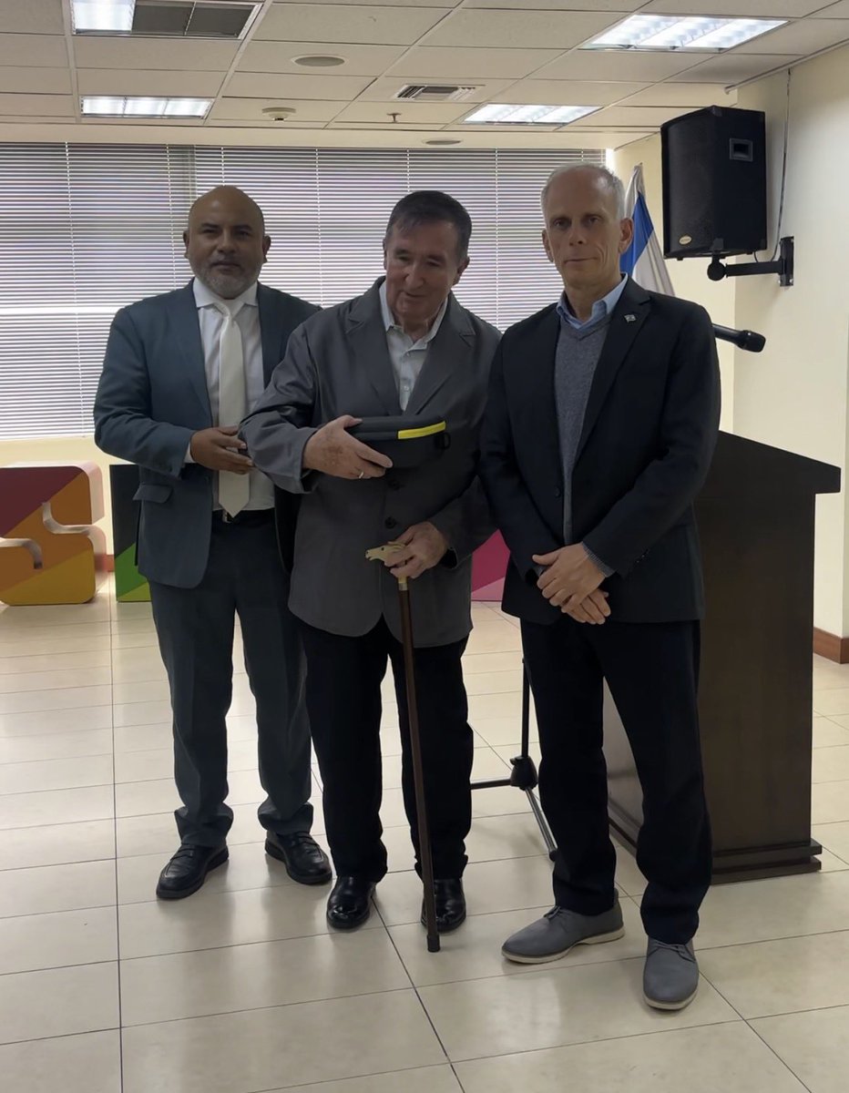 IsraelinEcuador's tweet photo. La tecnología también puede ser un puente para preservar la memoria y mejorar la calidad de vida a más personas.✨🤍

Nos alegra compartir que el Centro Cultural para la Historia Sefardí de Loja adquirió un dispositivo OrCam y lo donó al Mgs. Ricardo Ordoñez Chiriboga, autor del libro Herencia Sefardita en la Provincia de Loja y de diversos artículos sobre la herencia judía  en América Latina y Oriente. @OrCam 

Actualmente, el Mgs. Ordoñez trabaja en una colección de cuentos sefarditas —tanto de su autoría como recopilados de la tradición oral— escritos en lengua hispano-hebrea. Con esta herramienta de tecnología asistiva, podrá continuar su invaluable labor de investigación, preservación y difusión del legado sefardí.

Desde la Embajada de Israel celebramos que la innovación pueda ponerse al servicio de la cultura, la inclusión y la conservación de un patrimonio que merece seguir siendo conocido por las futuras generaciones.🙌🏻