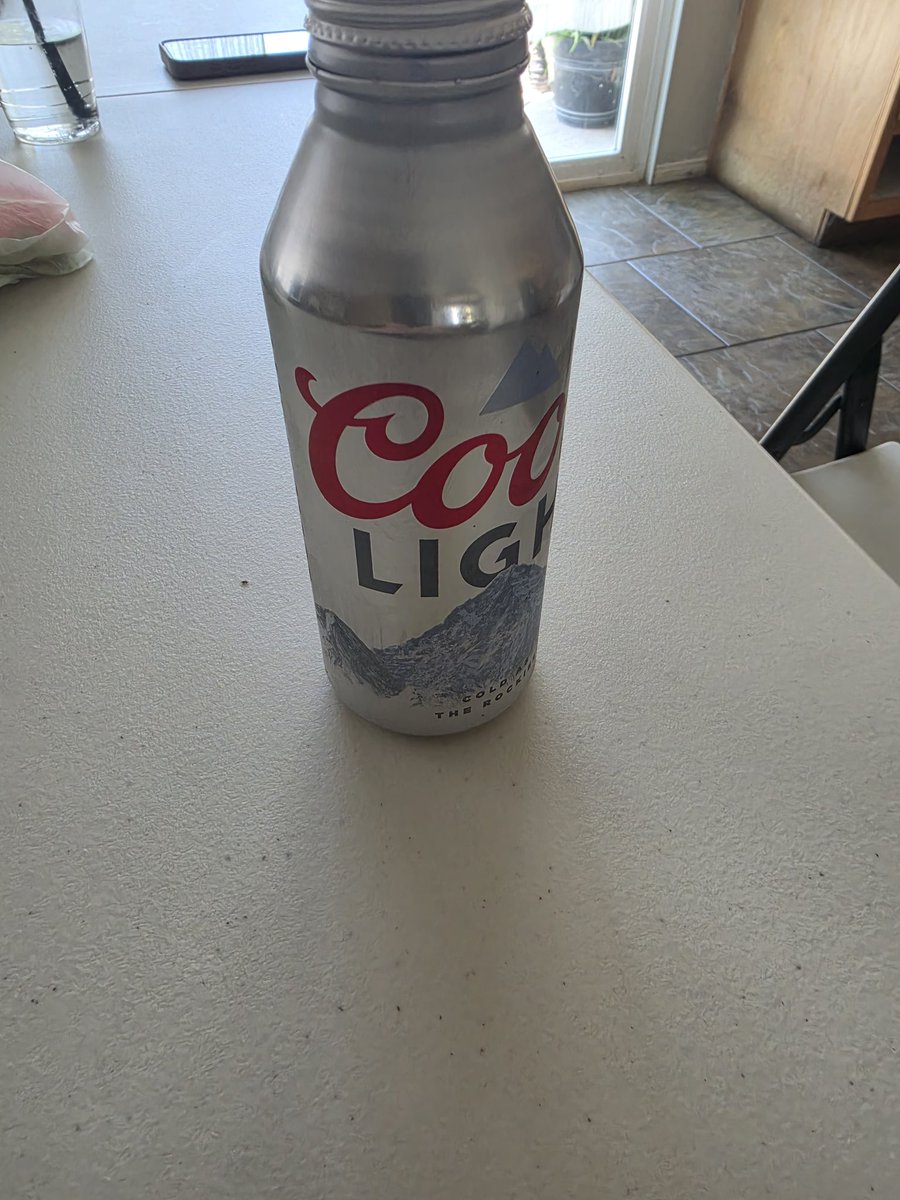 Thomas21625136's tweet photo. @CoorsLight bought a 9 pack at Albertsons i get to the 2nd beer and noticed it was empty, yall robbed me. 😑... just remember Roman's 12:19. https://t.co/uwmSdGOssT