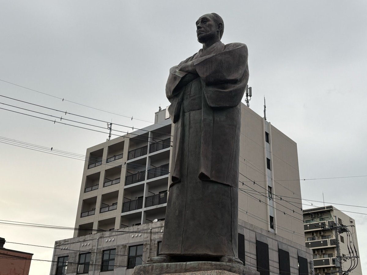 福沢諭吉 像】2026年7月1日 JR中津駅前に立つ、一万円札の顔として知
