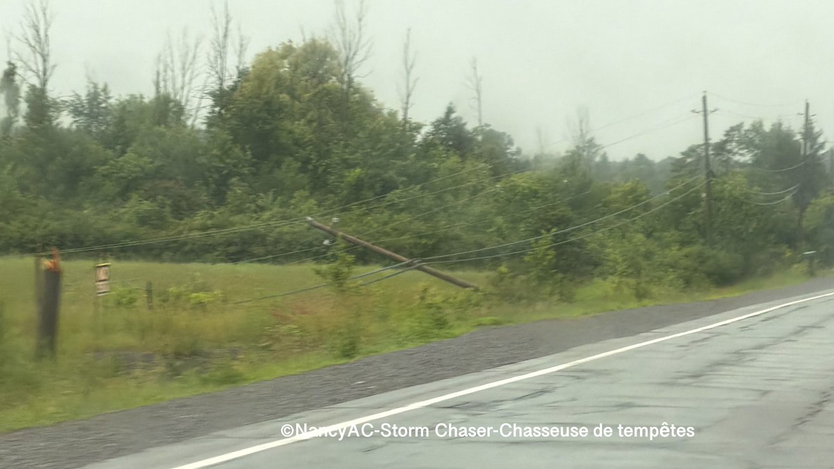 NancyAC_XCQ's tweet photo. ⛈️ Plusieurs dommages ont été signalés après le passage des orages de ce soir, vers 17 h 30.
Une microrafale descendante (microburst) est possiblement en cause dans le secteur de Vernon, sur la route 41, entre la 4e Rue et Lawrence Street. @westernuNTP #ontario https://t.co/AkA1pJ6avK