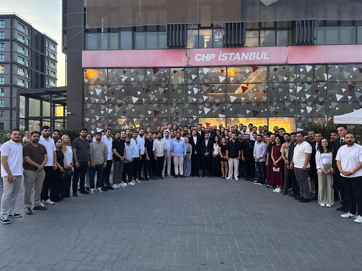 chpgencesenler's tweet photo. İl Gençlik Kolları Başkanımız Erdem Kara ve İl Kadın Kolları Başkanımız Hatice Selli Dursun tarafından gerçekleştirilen basın açıklamasının ardından, Gençlik Kolları Genel Başkanımız Cem Aydın ve MYK üyelerimizin katılımıyla ilçe başkanları ve yönetim kurulu toplantımızı gerçekleştirdik.

Ortak aklın, dayanışmanın ve örgütlü mücadelenin gücüyle; omuz omuza, aynı inanç ve kararlılıkla yol yürümeye devam ediyoruz.

Mücadelemizi, dayanışmamızı ve umudumuzu İstanbul’un 39 ilçesinde büyütmeye; halkın sesi olmaya kararlılıkla devam edeceğiz. Hep  birlikte başaracağız.
