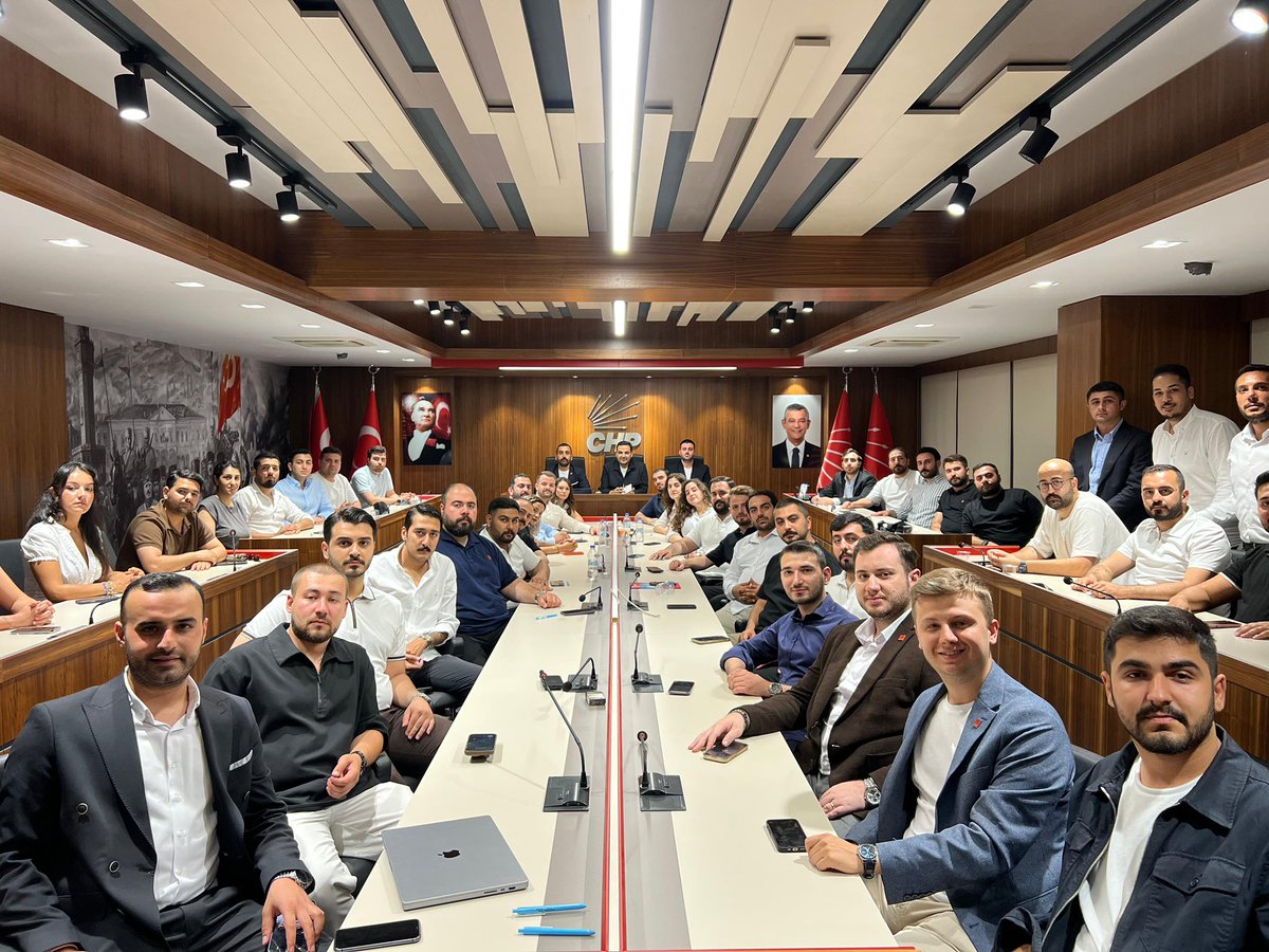 chpgencesenler's tweet photo. İl Gençlik Kolları Başkanımız Erdem Kara ve İl Kadın Kolları Başkanımız Hatice Selli Dursun tarafından gerçekleştirilen basın açıklamasının ardından, Gençlik Kolları Genel Başkanımız Cem Aydın ve MYK üyelerimizin katılımıyla ilçe başkanları ve yönetim kurulu toplantımızı gerçekleştirdik.

Ortak aklın, dayanışmanın ve örgütlü mücadelenin gücüyle; omuz omuza, aynı inanç ve kararlılıkla yol yürümeye devam ediyoruz.

Mücadelemizi, dayanışmamızı ve umudumuzu İstanbul’un 39 ilçesinde büyütmeye; halkın sesi olmaya kararlılıkla devam edeceğiz. Hep  birlikte başaracağız.