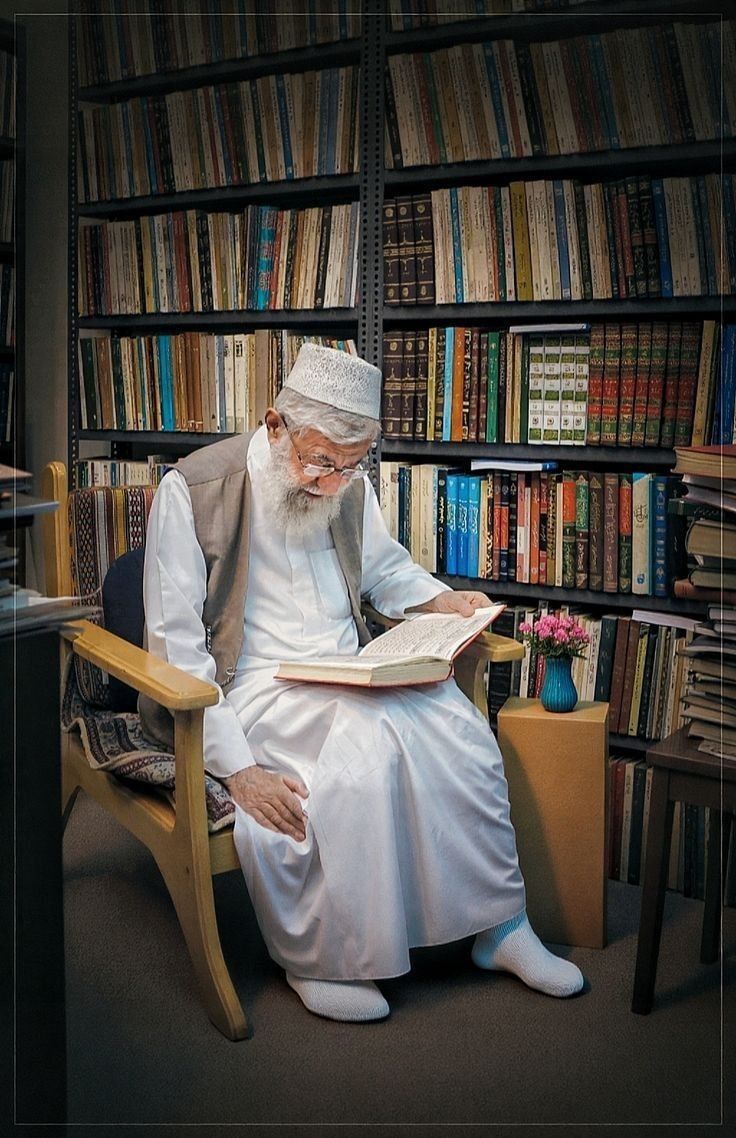 tarannom6666's tweet photo. آقا زیاد مطالعه میکردن به خاطر همین سرشار از معلومات و سخنان ناب بودن. هروقت نمایشگاه کتاب بود آقا هم‌ به نمایشگاه می‌رفت. 
#کشور_دوست
#باید_برخاست https://t.co/ExsEWgKuS5