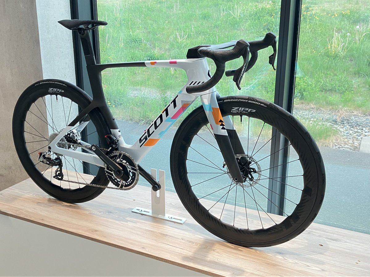 scottsports_j's tweet photo. Tour de FranceにあわせてNSN Cycling TeamのNEWカラー発表です！国内にも数量限定でフレームセットが入荷します！是非スコット正規販売店にお問い合わせください！ https://t.co/1bW6bB3q0t