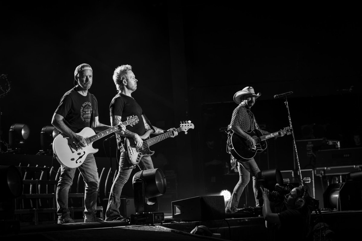 Jason_Aldean's tweet photo. Back at it! Thanks @HoofbeatWI for an awesome weekend. We'll see u guys Friday at @CowboysFestival. 

📸: @justinmrusek https://t.co/4GYIx418id