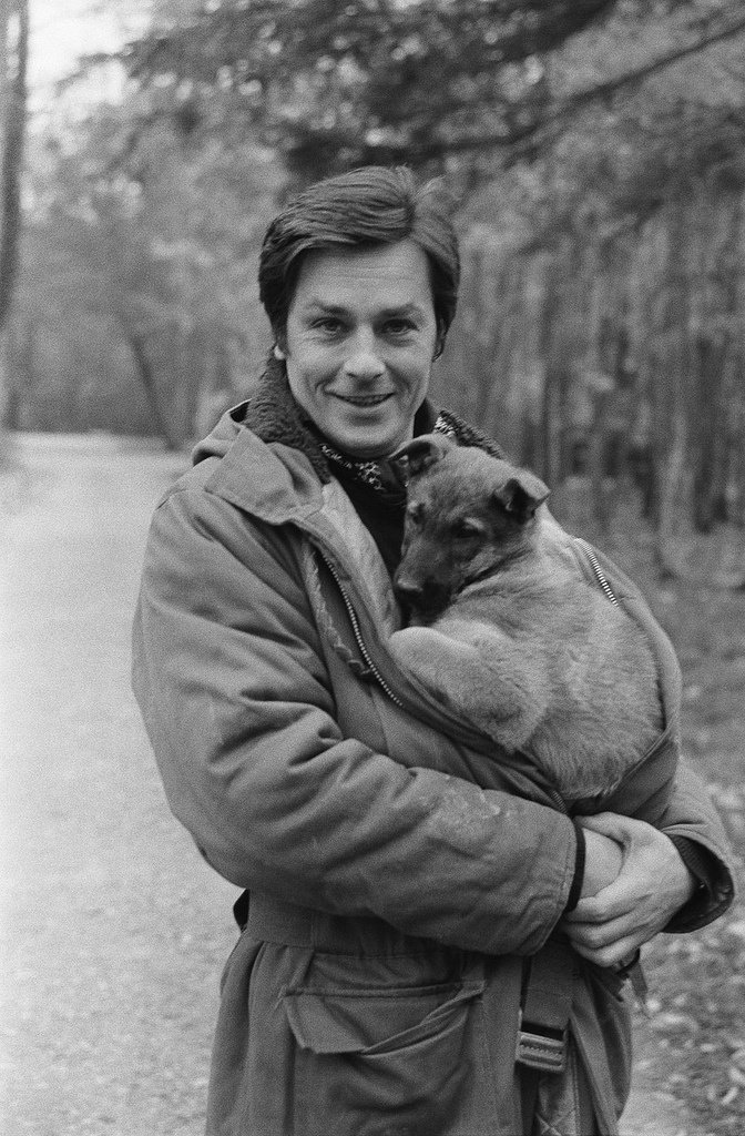 GwiasdaSig15128's tweet photo. Alain Delon (1935 - 2024) war zeitlebens ein bekennender Tierfreund und besaß rund 50 Hunde. Er unterstützte Tierschutzorganisationen und forderte härtere Strafen für Tierquälerei. Auf seinem Anwesen gibt es einen Hundefriedhof für seine Tiere und eine Kapelle. https://t.co/zNtwWLtp0t