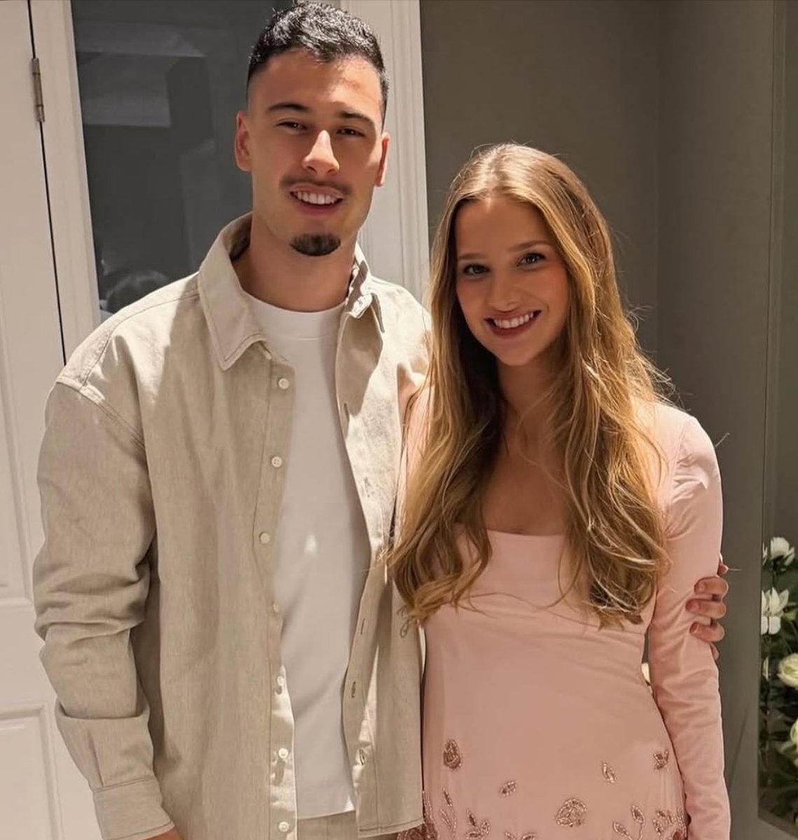 debochenewss's tweet photo. 🚨 A namorada de Gabriel Martinelli colocou um ponto final no rótulo de “WAG”. ❤️👏🏽

Ela fez questão de lembrar que tem uma carreira própria e mandou o recado: “Me chame de médica”. Tá certíssima ou exagerou? 👀 https://t.co/gNaAz9L6CG