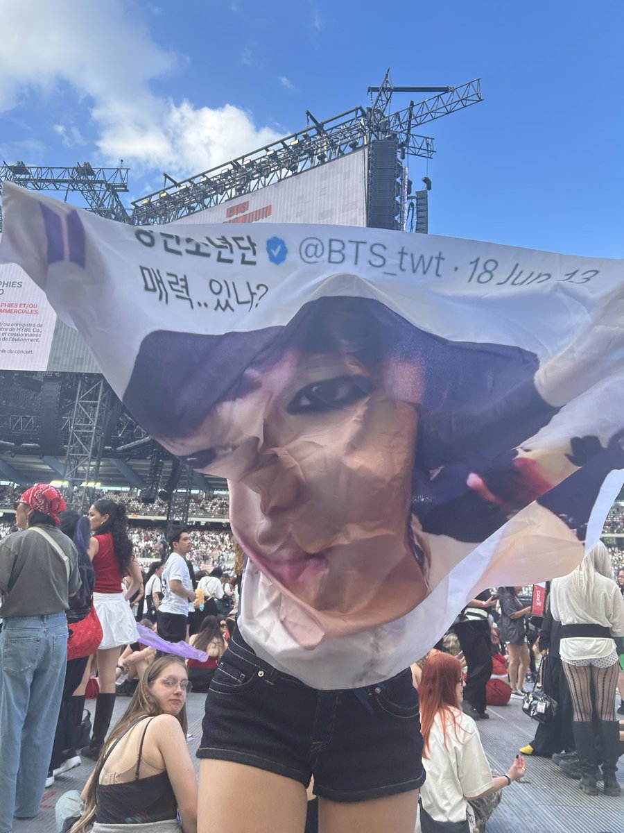 kthjjg's tweet photo. IJBOL taehyung saw the army’s flag and told jungkook about it so they ended up laughing about it together 😭 https://t.co/3sZztZD2U3
