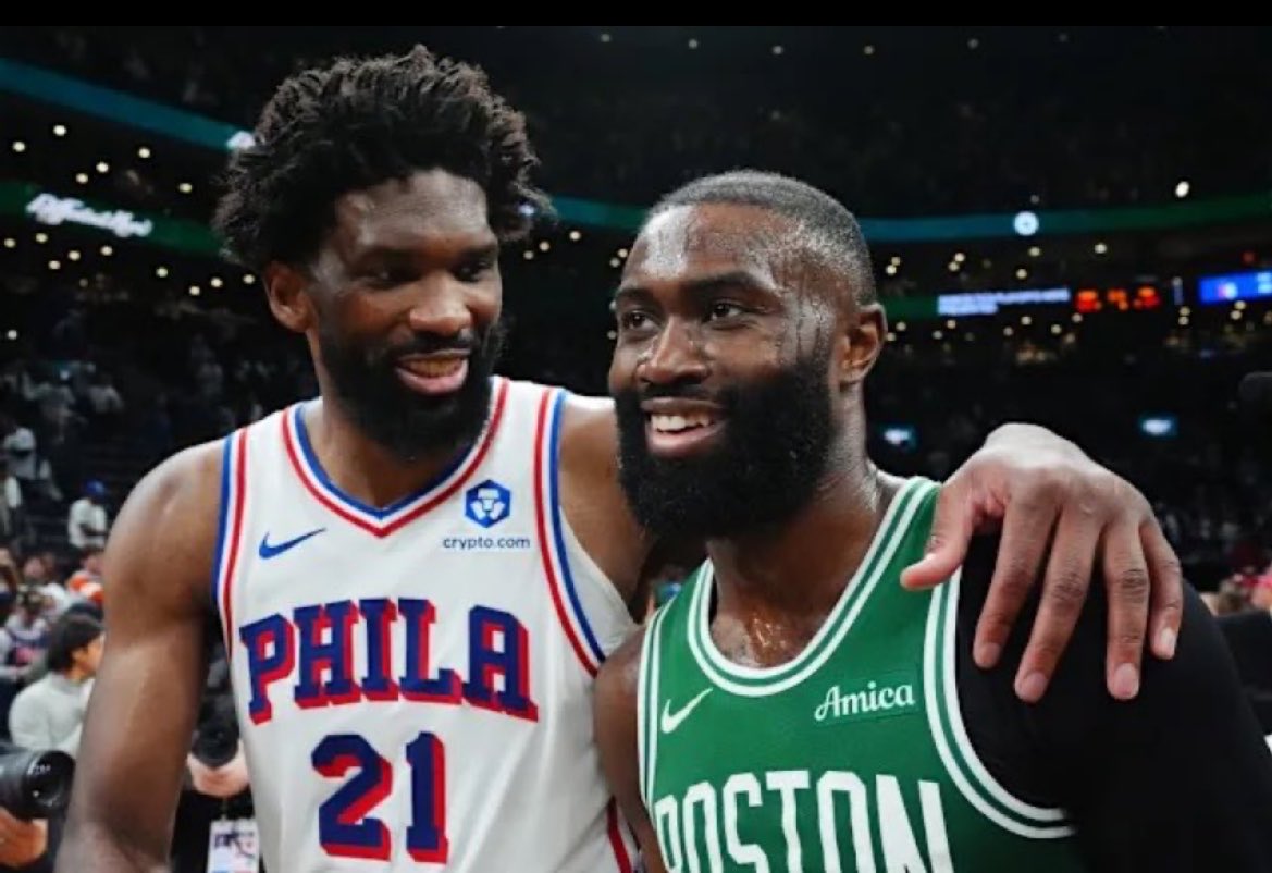 pisounalinha's tweet photo. Moleque.

Jaylen Brown assim que Boston caiu pra Philly chamou Joel Embiid de flopper, disse que tudo isso arruinava a NBA, que todo mundo sabia que o MVP, apesar de enorme jogador, fazia flop.

Celtas defenderam, torcedores do 76ers detonaram.

Hoje, ele é jogador de Philly, companheiro de Joel Embiid.

Nada entrega mais entretenimento que a NBA.