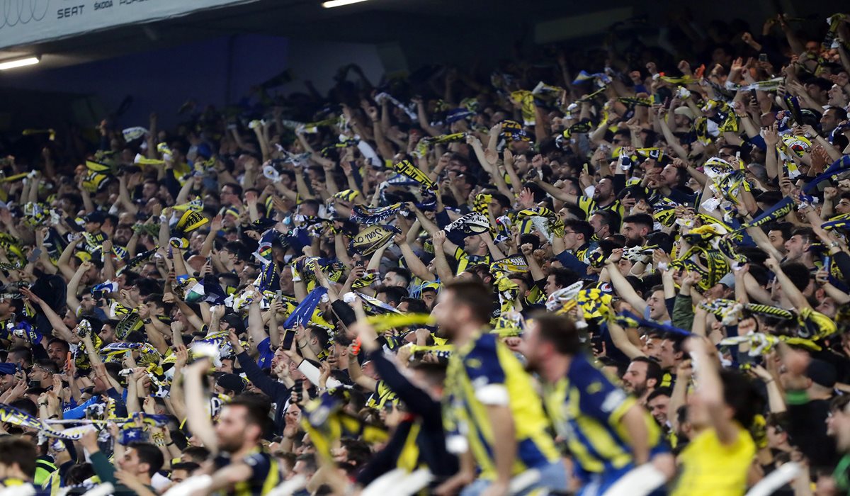_Lefter_'s tweet photo. Birazdan yazacaklarımı çoğunluğun anlayacağını sanmıyorum ama yine de yazayım;

Fenerbahçeli kardeşim, abim, amcam, dayım. Bu kulübün parasını veren sensin. Bu kulübe gelir sağlayan sensin. Her sene bu futbol kulübünün geliri, 200 milyon eurolara dayanıyorsa bunun dörtte üçü senin oluşturduğun kalemlerden geliyor.

Sen, Fenerbahçe yönetimlerine "Bu parayı alın, akıllıca ve doğruca kullanın" diye Fenerium'dan ürün alıyorsun, kombine alıyorsun, stada gidip bilet alıyorsun, Fenerbahçe'nin yayın haklarından ve bahis gelirlerinden pay almasına olanak sağlıyorsun. Yani Fenerbahçe'ye giren gelir kalemlerinin birçoğunda, aslında senin katkın var.

Sen bunun karşılığında iyi futbol, iyi futbolcu izlemek istiyorsun. Ama seni öyle bir kandırıyorlar ki sanki koca Fenerbahçe, parası olan birilerine muhtaçmış gibi lanse ediliyor. Halbuki bu kalantorlar, öyle salak saçma planlamalarla Fenerbahçe'yi borca ve yükümlülüğe sokuyorlar ki o yüzden her sene para yok, limit yok muhabbetiyle başbaşa kalıyorsun. Seni bir kurtarıcı beklemeye, bir kurtarıcı aramaya mahkum ediyorlar.

Türkiye Ligi'ndeyiz. Düşün, senelik 200 milyon euro geliri olan bir kulüp sence şampiyon olamaz mı? Birinci senesinde olmasa ikinci senesinde, ikinci senede olamasa üçüncüde olur bu gelirlerle. Fakat yok, sıçıp batırdıkları mali tabloda debelenip duruyorlar. Yıllardır o para veriyor, bu para verdi sözlerini işitiyorsun. O para verenler, senin katma değerini nasıl piç etti, kimse bunu anlatmıyor, hesabını sormuyor. 

Sen yine stadı dolduruyorsun, kombinelerini alıyorsun, formalarını üstüne çekiyorsun. Bunların hepsi Fenerbahçe kasasına artı olarak giriyor ve o paralar yine, büyük bir aptallığa harcanıyor.

Aslında hesap sorması gereken sensin, Türkiye'ye de bu bakımdan çok benziyorsun. Ama artık kendi kuyruğunu kovalayan yılana döndüğün için, bulunduğun dairenin dışına çıkamayacağın da belli oluyor.

Ne yazık ki alışılagelmiş durumların alışagelmiş hale gelmesindeki asıl sebep sensin.