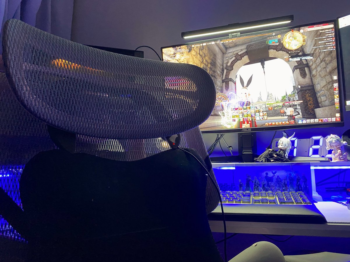 FFHachocho's tweet photo. 信じられないくらいのゴリ押しだけど、ネックスピーカーを椅子に埋め込むことで臨場感と肩の軽さを両立させた https://t.co/F9BHkxsaFp