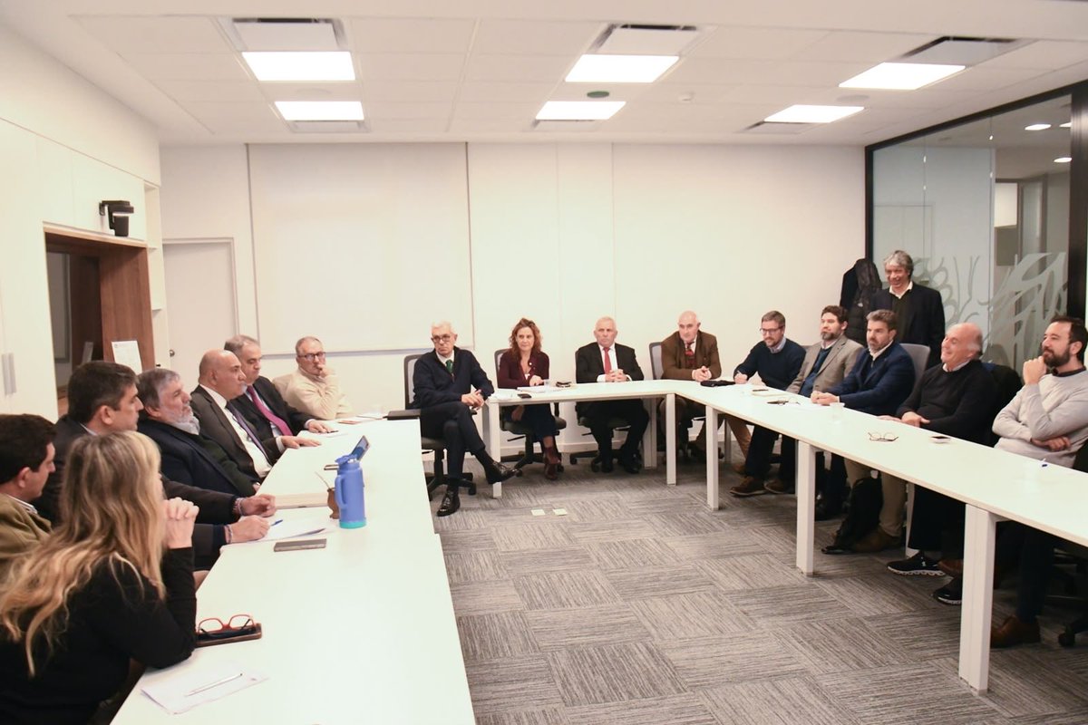 BJusticialistaS's tweet photo. ENCUENTRO DE TRABAJO PARA LA POLÍTICA AGROINDUSTRIAL

Integrantes del interbloque se reunieron hoy con referentes de cámaras agroindustriales para intercambiar opiniones respecto del sector productivo, cerealero, cárnico y energético de biocombustibles de la República Argentina. 

En  el encuentro, realizado en la Bolsa de Cereales de Buenos Aires, participaron los senadores: Mayans, @ditulliojuli, @JuanManzurOK, @palibensusan, @jmcapitanich, @marcelewan, @jfrejal, @FernandoSalino, y el secretario de Asuntos Agrarios del PJ Nacional, @DominguezJul. 

Por el sector productivo, fueron de la partida representantes de las empresas semilleras, aceiteras, de biocombustibles, agroquímicos y fertilizantes, distribuidores de insumos agropecuarios, del sector cooperativo, de la industria avícola, agrícola y de la molinería de trigo. 

Diversas fueron las temáticas abordadas. En primer término, se hizo referencia a la importancia de la energía para la transformación y agregado de valor en el sector agropecuario. En este contexto, toma relevancia el abordaje de la situación de la matriz nacional de biocombustibles (biodiesel y bioetanol). Otro tema atendido fue el de la infraestructura en su capacidad de transporte tanto ferroviario, fluvial y terrestre. 

En segunda instancia, se intercambiaron puntos de vista respecto al sistema impositivo, a la política cambiaria, a la importancia de las innovaciones tecnológicas para el desarrollo y la sustentabilidad social y ambiental de los sistemas de producción.

Poniendo en valor la instancia diálogo iniciada con el interbloque, los representantes de los sectores productivos continuarán intercambios de visiones y propuestas con otros espacios de la política.