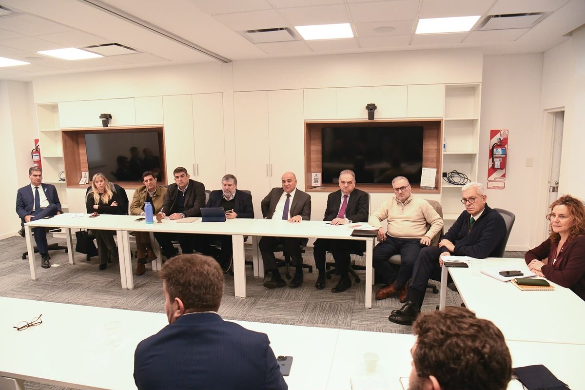 BJusticialistaS's tweet photo. ENCUENTRO DE TRABAJO PARA LA POLÍTICA AGROINDUSTRIAL

Integrantes del interbloque se reunieron hoy con referentes de cámaras agroindustriales para intercambiar opiniones respecto del sector productivo, cerealero, cárnico y energético de biocombustibles de la República Argentina. 

En  el encuentro, realizado en la Bolsa de Cereales de Buenos Aires, participaron los senadores: Mayans, @ditulliojuli, @JuanManzurOK, @palibensusan, @jmcapitanich, @marcelewan, @jfrejal, @FernandoSalino, y el secretario de Asuntos Agrarios del PJ Nacional, @DominguezJul. 

Por el sector productivo, fueron de la partida representantes de las empresas semilleras, aceiteras, de biocombustibles, agroquímicos y fertilizantes, distribuidores de insumos agropecuarios, del sector cooperativo, de la industria avícola, agrícola y de la molinería de trigo. 

Diversas fueron las temáticas abordadas. En primer término, se hizo referencia a la importancia de la energía para la transformación y agregado de valor en el sector agropecuario. En este contexto, toma relevancia el abordaje de la situación de la matriz nacional de biocombustibles (biodiesel y bioetanol). Otro tema atendido fue el de la infraestructura en su capacidad de transporte tanto ferroviario, fluvial y terrestre. 

En segunda instancia, se intercambiaron puntos de vista respecto al sistema impositivo, a la política cambiaria, a la importancia de las innovaciones tecnológicas para el desarrollo y la sustentabilidad social y ambiental de los sistemas de producción.

Poniendo en valor la instancia diálogo iniciada con el interbloque, los representantes de los sectores productivos continuarán intercambios de visiones y propuestas con otros espacios de la política.