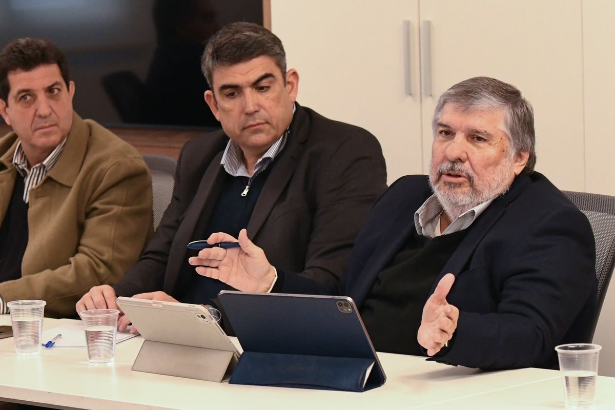 BJusticialistaS's tweet photo. ENCUENTRO DE TRABAJO PARA LA POLÍTICA AGROINDUSTRIAL

Integrantes del interbloque se reunieron hoy con referentes de cámaras agroindustriales para intercambiar opiniones respecto del sector productivo, cerealero, cárnico y energético de biocombustibles de la República Argentina. 

En  el encuentro, realizado en la Bolsa de Cereales de Buenos Aires, participaron los senadores: Mayans, @ditulliojuli, @JuanManzurOK, @palibensusan, @jmcapitanich, @marcelewan, @jfrejal, @FernandoSalino, y el secretario de Asuntos Agrarios del PJ Nacional, @DominguezJul. 

Por el sector productivo, fueron de la partida representantes de las empresas semilleras, aceiteras, de biocombustibles, agroquímicos y fertilizantes, distribuidores de insumos agropecuarios, del sector cooperativo, de la industria avícola, agrícola y de la molinería de trigo. 

Diversas fueron las temáticas abordadas. En primer término, se hizo referencia a la importancia de la energía para la transformación y agregado de valor en el sector agropecuario. En este contexto, toma relevancia el abordaje de la situación de la matriz nacional de biocombustibles (biodiesel y bioetanol). Otro tema atendido fue el de la infraestructura en su capacidad de transporte tanto ferroviario, fluvial y terrestre. 

En segunda instancia, se intercambiaron puntos de vista respecto al sistema impositivo, a la política cambiaria, a la importancia de las innovaciones tecnológicas para el desarrollo y la sustentabilidad social y ambiental de los sistemas de producción.

Poniendo en valor la instancia diálogo iniciada con el interbloque, los representantes de los sectores productivos continuarán intercambios de visiones y propuestas con otros espacios de la política.