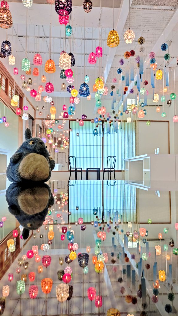 teppentotoro's tweet photo. 【水引ミュージアム】

金沢にある #自遊花人水引ミュージアム

���どころは、200色の水引で作られたランプシェード。
小さなミュージアムですが、制作体験などもできるようです。

水引といえば、ご祝儀袋のイメージでしたが、ショップにはアクセサリーや箸置なども並んでいました🥢

#金沢 https://t.co/qD40gZxysZ