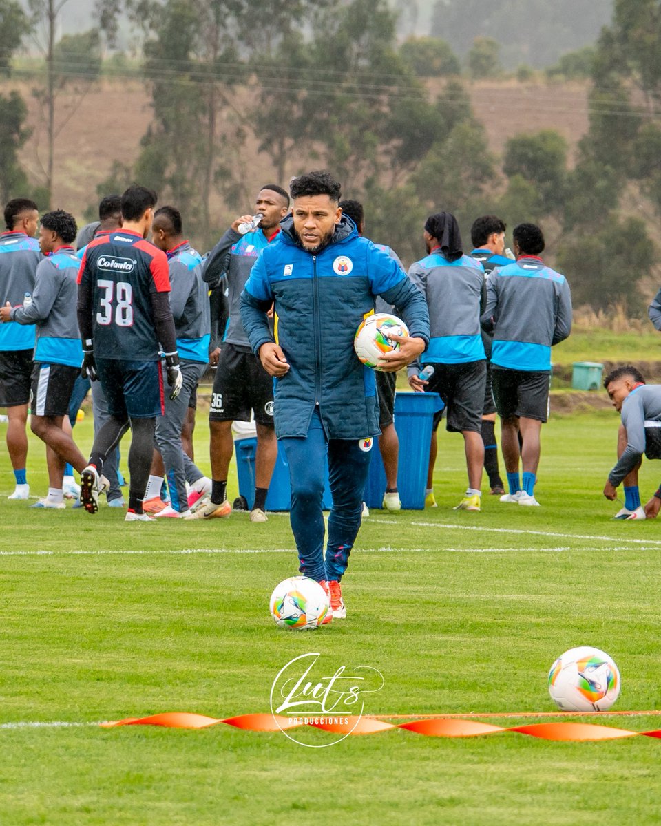 Wilsonmorelo19's tweet photo. Con mucha gratitud comienzo una nueva etapa como entrenador. ⚽🙏🏼
Toda la gloria sea para Dios, quien ha guiado cada paso de mi vida.
Gracias al profe Jhonatan Risueño, una persona a la que le tengo un gran cariño, respeto y admiración, por confiar en mí y brindarme esta oportunidad. Gracias al Deportivo Pasto por abrirme las puertas, y a mi esposa y a mi familia por creer siempre en mí.
Llego con humildad, dispuesto a aprender, crecer y dar siempre lo mejor de mí.
¡Vamos con toda la fe! Toda la gloria sea para Dios. 🙏🏼❤️ @jonathanrisu