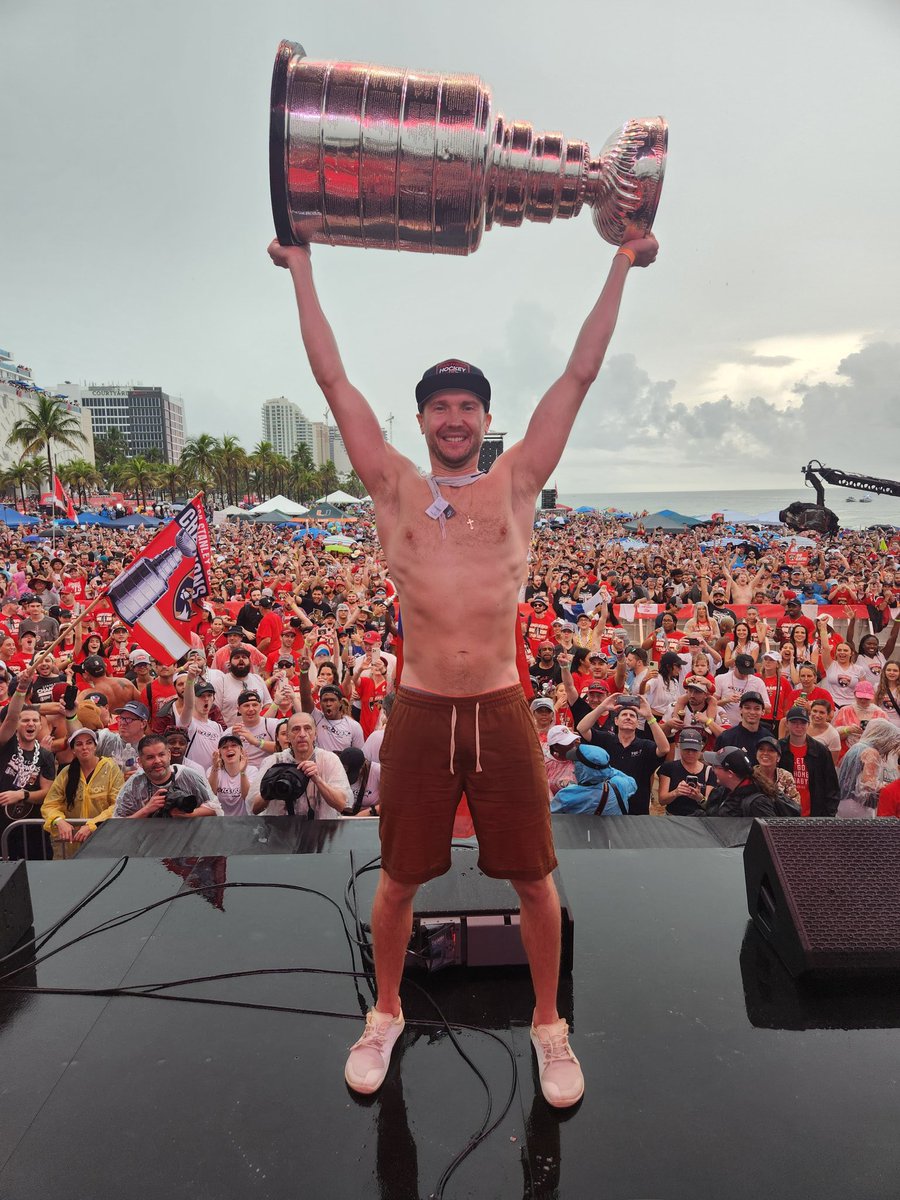 flacatsandrats's tweet photo. my fav brick wall 😢 forever a 2x stanley cup champ and panthers legend https://t.co/qrcm3E1y3r