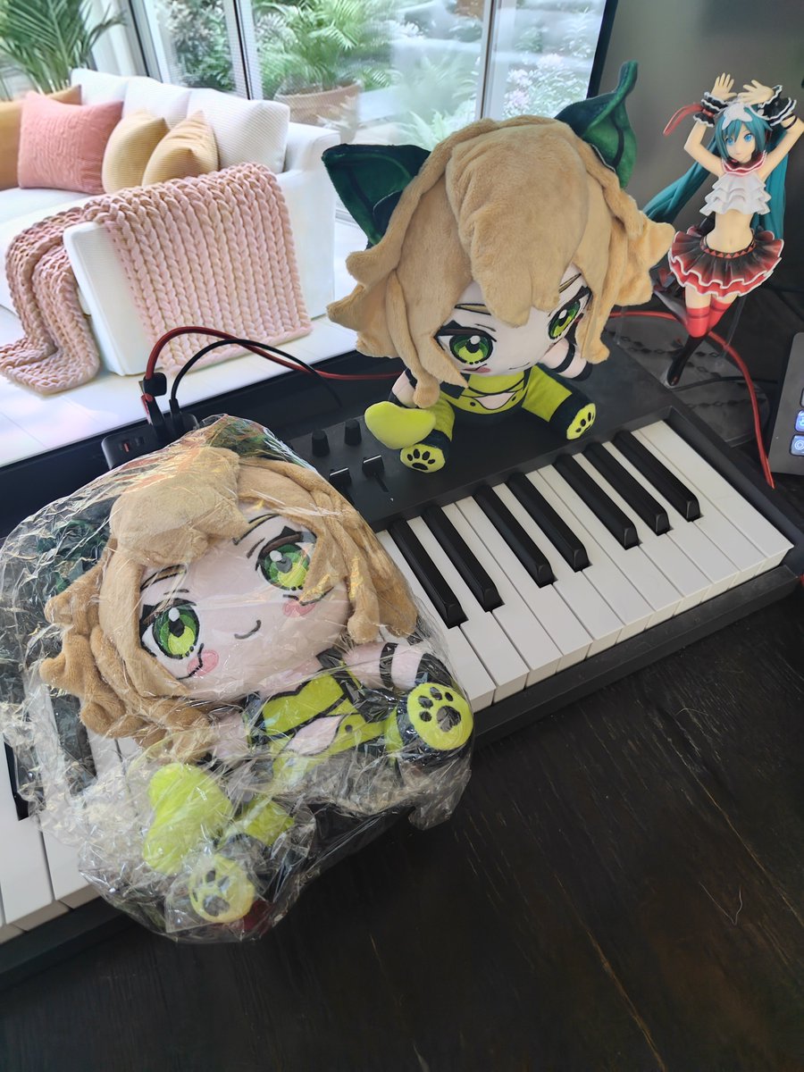 OroboriusVT's tweet photo. @_Mari_Art wharr they sent me two?? I only ordered one. Free marketable Mari apparently xD https://t.co/ttYVEUDQPQ