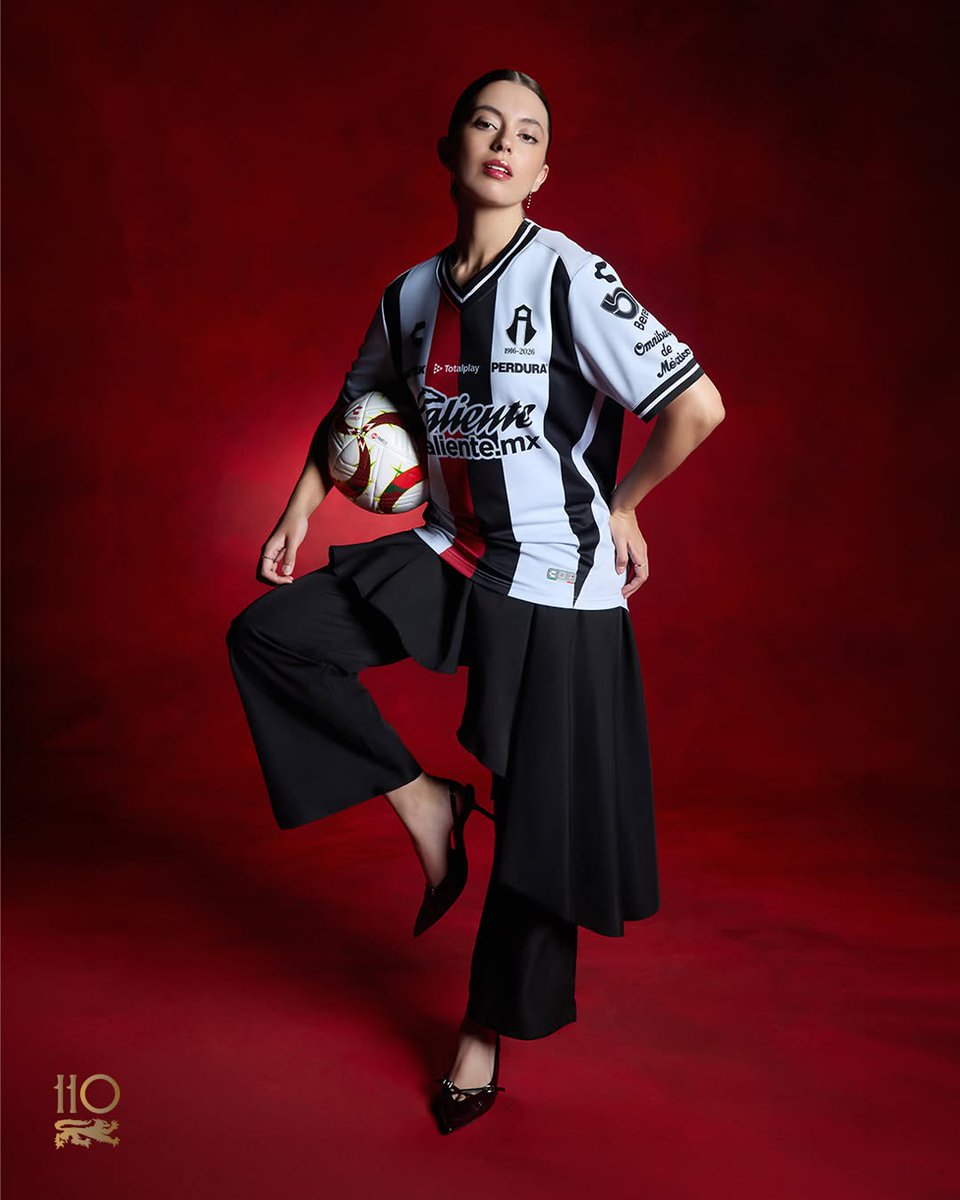 soccerjerseynws's tweet photo. 🇲🇽 Atlas 26/27 home and away kits x Charly.

Both jerseys celebrate the club's 110th anniversary.

🔴⚫️ The home look comes in the traditional half-and-half design with a subtle pattern marking the occasion.

The away jersey features red and black stripes over a gray base.

How do you rate them?