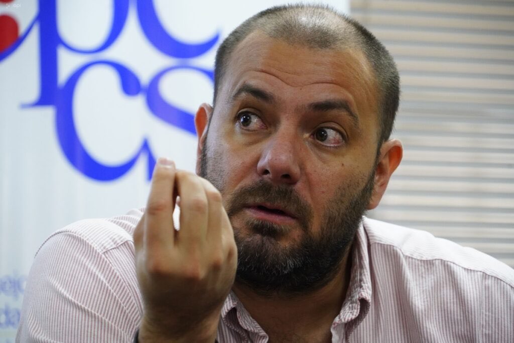 CentralNewsEC's tweet photo. 🔴 @ID12Ecuador eligió este 1 de julio a @JuanEGuarderas como precandidato a la Alcaldía de Quito.
Guarderas impulsó la denuncia electoral contra @pabelml.
👉🏻 Sin embargo, según fuentes del @cnegobec, la ID podría quedar impedida de participar en las por presuntas irregularidades en las primarias.