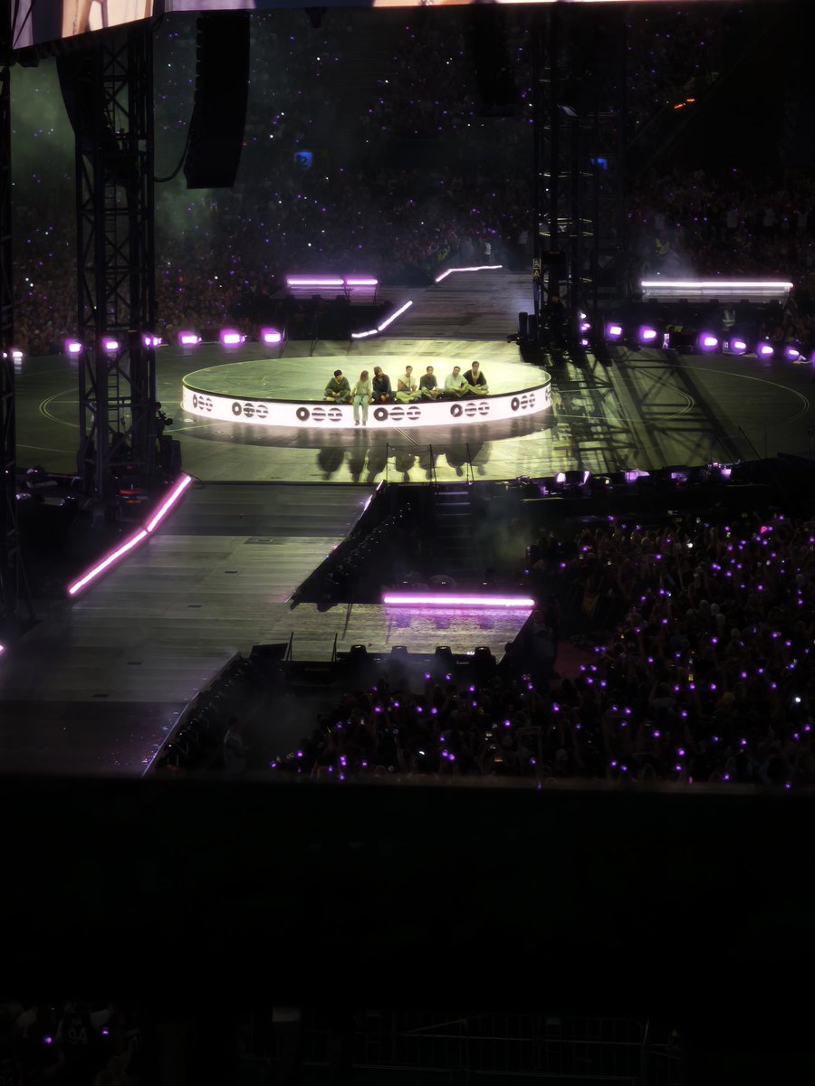her_moonlight_'s tweet photo. Je réalise toujours pas que j'ai vu BTS pour la toute première fois de ma vie... Ça va faire 12 ans que je les écoute, soit presque la moitié de ma vie... C'est un rêve devenu réalité 💜 https://t.co/wOq0XZtOi4