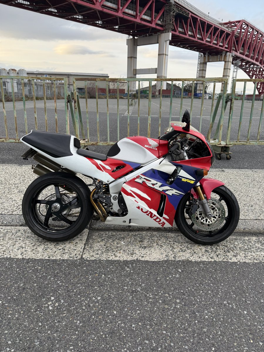 kojiRVFNC35's tweet photo. 鈴鹿8耐？
そりゃV4のRVFが優勝でしょ
#俺の鈴鹿８耐マシン https://t.co/mnrWA00aJ8
