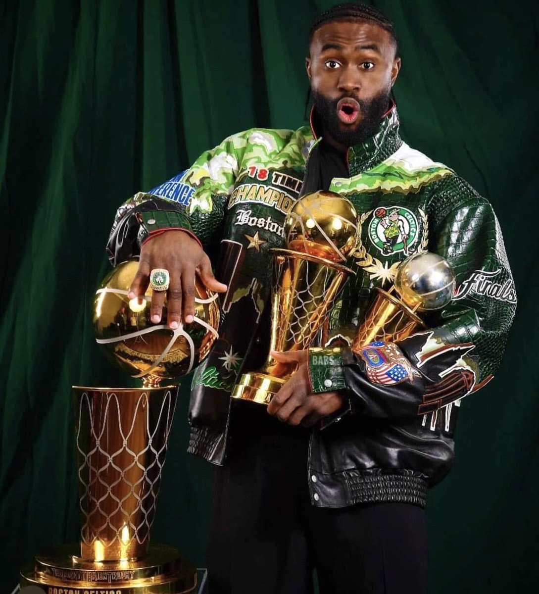 brasilcoast2's tweet photo. CHEGA AO FIM A ERA JAYLEN BROWN NO BOSTON CELTICS!

O campeão da NBA em 2024 deixa o Celtics com um currículo de respeito:

- NBA Finals MVP

- Eastern Conference Finals MVP

- All-NBA Second Team em 2023 e 2026

- All-Star em 2021, 2023, 2024, 2025 e 2026 

- NBA All-Rookie Second Team em 2017

Resumindo…

10 anos de Celtics = 1 anel + 1 Finals MVP + 5x All-Star.

Ele é o único jogador do Celtics com Finals MVP + ECF MVP na mesma pós-temporada desde Larry Bird.

Fim.