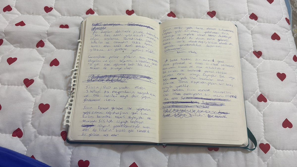 risusartemis's tweet photo. Yazılarımla dolu onlarca defterim vardı, bana bir şeyler olmuş. Kelimem bitmiş. Hayata karışınca hayatım bitmiş. Bir cümlesini yazamaz oldum. https://t.co/4FobR5qpKE