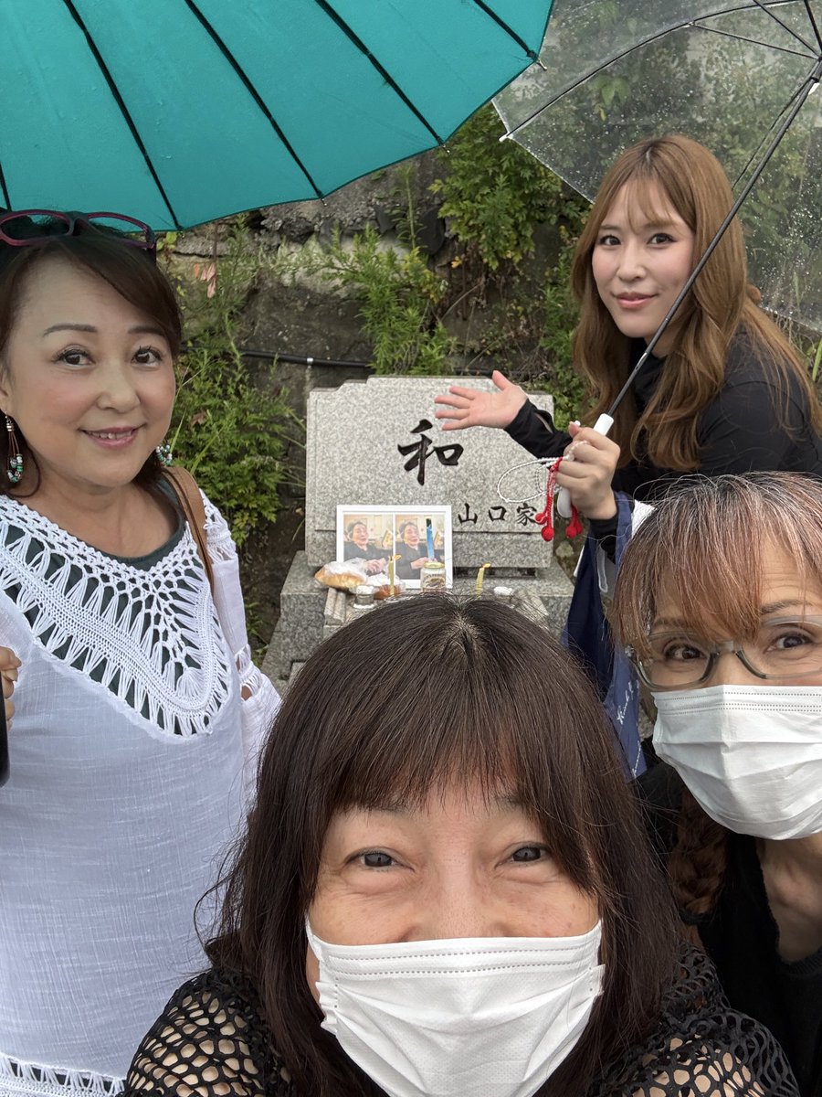 melmo515's tweet photo. 【長文のご報告です】

お時間ある時　
ご一読下さいm(_ _)m 

令和8年5月14日 16時15分
最愛の母が永眠致しました

90歳2か月　天寿全う　
静かな自然な瞬間でした

体調崩し3月末入院
入院前日まで
自分で食事摂ってたのに
それが出来なくなり
生命線は点滴のみに

食事摂れないのは
加齢による自然な事
が医者の説明でした

そんな中、奇跡の病状回復

飲食は自力で出来ませんが
病人でない母は
退院余儀なくされます

つまり　看取りの為の退院　

妹からの連絡受け
退院前日、5月6日
生きてる母と会う最後かも
覚悟決めての日帰り帰省

病室で話しかけると
入院中ほぼ眠ってた母が
パッと目を開き私を見つめ
小さな声で何か話しかけてくれて
しかも私の冗談に笑ってくれて
毎日見舞ってた妹も驚いてた

私はまあまあ泣きました。。

（この日もそうですが
以降SNSで母の事には
ほぼ触れてません）

翌　退院日　
いつもの二倍量の点滴
入れてくれたそうです

5月7日介護ホームに戻った母は
静養室　という個室に入室

部屋には孫の写真をズラリ
勿論幼少期の渉景の写真も

今日はお風呂入ってたよ
テレビ観てたよ
妹と姪が母の写真と共に
日々の様子連絡くれました

顔色良くても
ホーム戻った日から飲食ゼロ
退院時の点滴が唯一の命綱

静かにその日を待つ母

前々から決まってた
息子から私への誕生日プレゼント
5月15日の福井帰省。

63歳なる日　また　母に会える
もう一度生きてる母に会いたい

ところが妹から緊急連絡

15日　間に合わないかも

新幹線変更、ホテル予約、
喪服なんか絶対持たない！

5月14日。ほぼ手ぶらで福井へ

到着した3時間後

長きに渡り介抱、
世話をしてた妹ではなく

福井を離れ44年
年に一度か二度しか
逢えてなかった私と
祖母をこよなく愛した孫の美味子

二人で母を看取りました。

その瞬間は忘れられません
毎日　思い返す。。

店のイベントと重なれば
全て叶わない　頼むね

実は、前々から妹に
そう告げてました

が、、

5月16日　納棺の儀、お通夜
5月17日　告別式、納骨

奇跡でした　全てに立ち会えた

葬儀屋との打ち合わせにも
大きく口を出し
40年以上振りに会う親戚への
接客も完璧な長女でした

待っててくれて、
選んでくれたのだと。。

極々近親の方にのみに報告
お心遣い頂き
母は美しい祭壇の中で
親族に見送られました

母が虹の橋を渡った５日後からスタートした
今年の私のバースデーイベント

お客様にお祝して頂き
踊り飲む娘を母は観てる

そう思いながら
イベント最終日まで
幸せな時を過ごしました。。

突然のご報告で
驚かせてしまったかも　ですね、、

皆様にノーブルでの時間を
心から楽しんで頂きたく
お悔やみ頂く会には
絶対にしたくなく、、

お会いしたお客様にも、仲間にも
SNSにも　いつも通りの私

スタッフにも口外禁止を
お願いしてました。

昨日、49日の墓参りを終え

いつも応援して下さる皆様に
ご報告させて頂きました
m(_ _)m 

母の娘で本当に幸せ

これからは
想い出たくさん語らせて下さい

哀しむ暇が全然なくて、、

ここからかな。。。