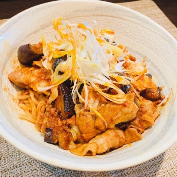 menbamio's tweet photo. 今週の限定!
【醤爆茄子麺】1150円 1.５玉＋130円 白神麺変更＋180円(1.5玉は+90円追加)
中華料理の醤爆茄子(茄子の味噌炒め)をまぜそばにアレンジしました

昼、夜各７食程度の提供となります

よろしくお願いします https://t.co/zsmK66IqL3