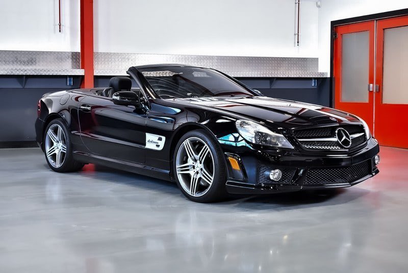 AgustinArgiro's tweet photo. Importaciones que dan gusto 🫦.
Hoy salieron del puerto de Bs As estos dos autos: 

-Ford Mustang Gurney Editon (300 unidades). 

-Mercedes Benz SL63 R230 en color negro Us Spec. https://t.co/kv8GB9Ggdg