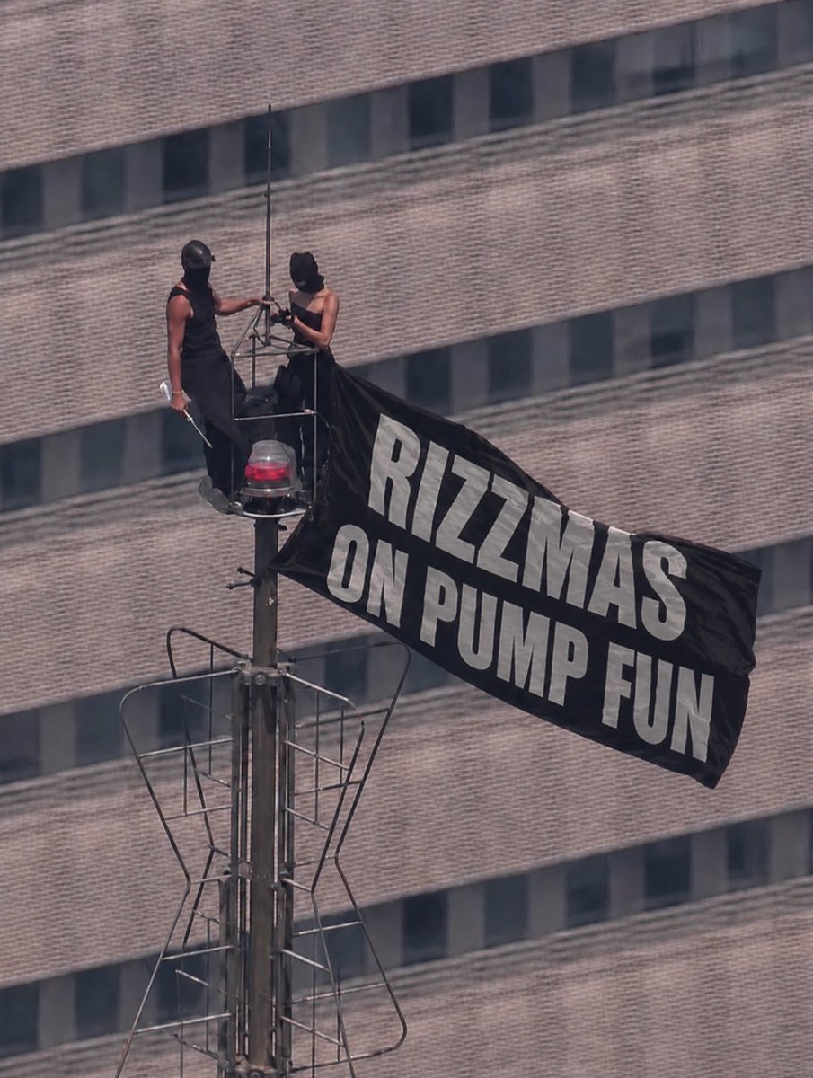 rizzmascto's tweet photo. Yoooo what are they doing on top of the Empire State Building?? https://t.co/T29NYtn0Sl