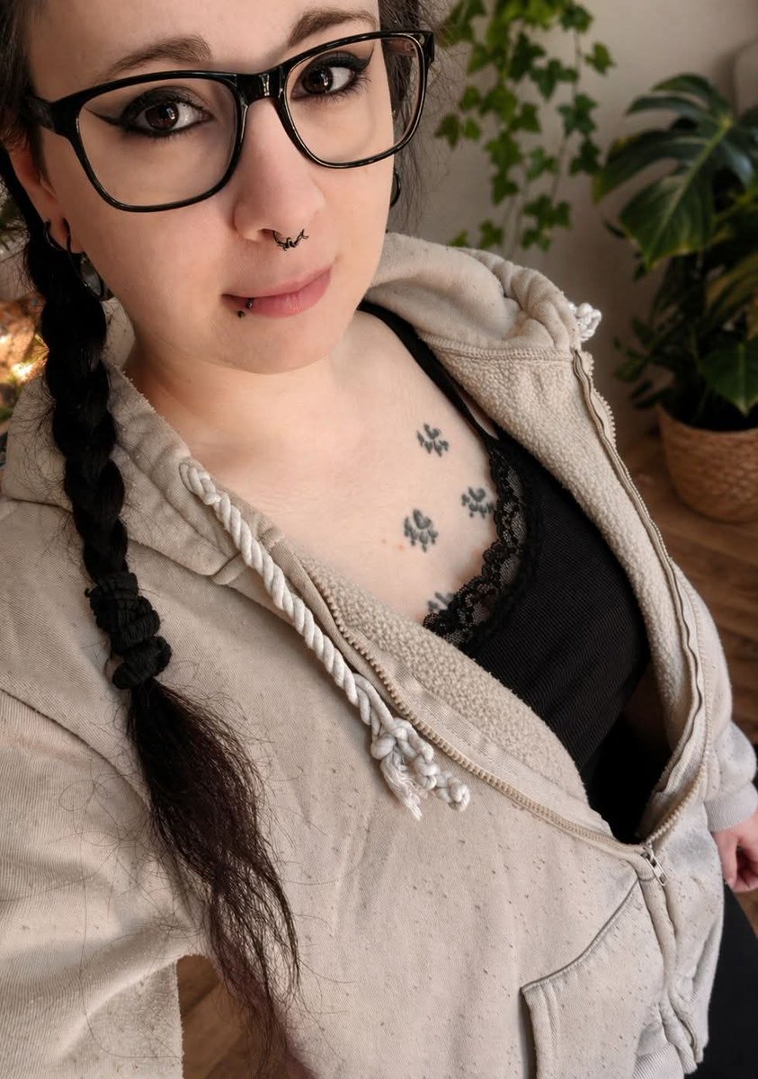 Gurkenfux's tweet photo. Das Bild ist zwar schon ein paar Wöchelchen alt, aber ich wünsche euch damit trotzdem eine gute Nacht, 🌟⭐ . Der Tag heute gestern wie auch immer , war einfach nur stressig .
#Myself #selfie #germangirl #germany #girlpower #women #notoxic #begentle #goodnight #deutschland https://t.co/Ms1mp3TXOW
