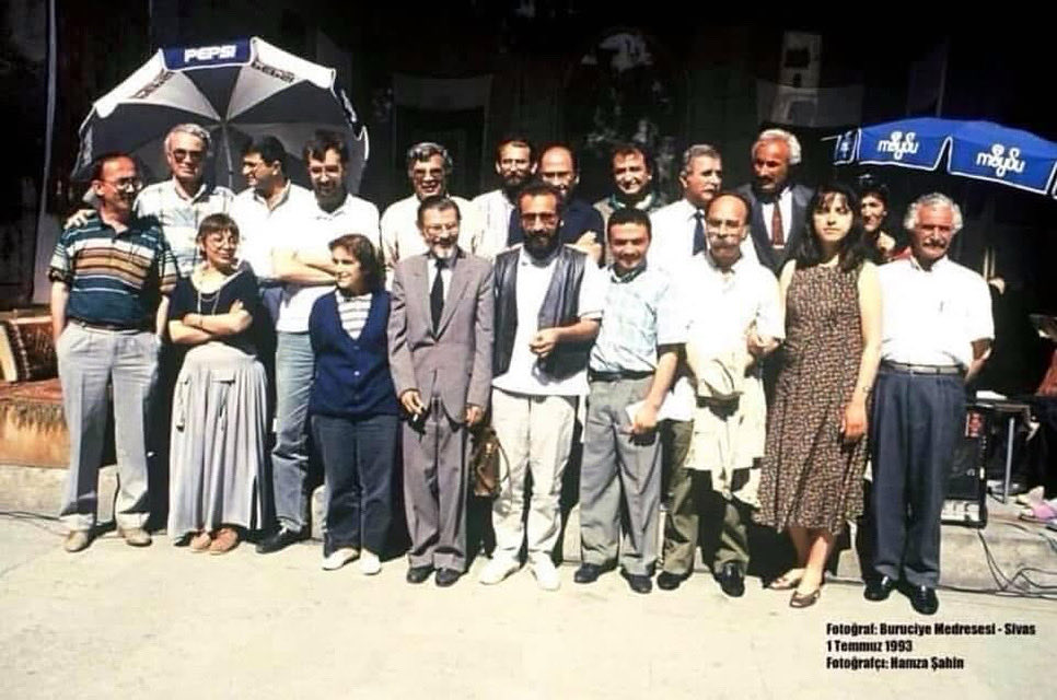 drservetunsal's tweet photo. 33 yıl önce #Madımak’ta yakılan ateş, adaletsizliğin karanlığıyla hâlâ içimizi yakıyor. Faillerin cezasız kaldığı bu düzen karşısında barışı, adaleti ve kardeşliği savunmaktan vazgeçmeyeceğiz. Yitirdiğimiz canlarımızı saygı ve özlemle anıyorum.  #SivasKatliamı #unutMADIMAKlımda https://t.co/gQR5VQu1EB