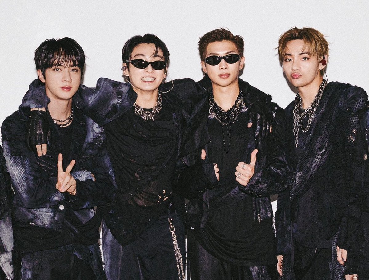 koovarbie's tweet photo. OH THIS KIM LINE GAGGERY 😋 https://t.co/zyeW9wzKXK